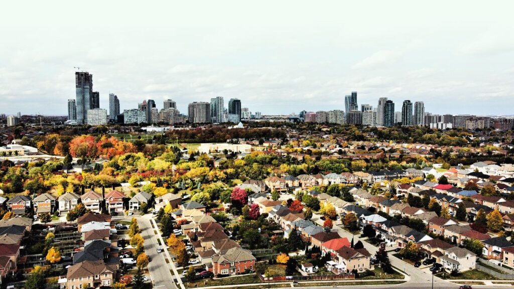 央行降息與 AI 投資潮交織，2026 年房市韌性浮現、房貸需求續撐