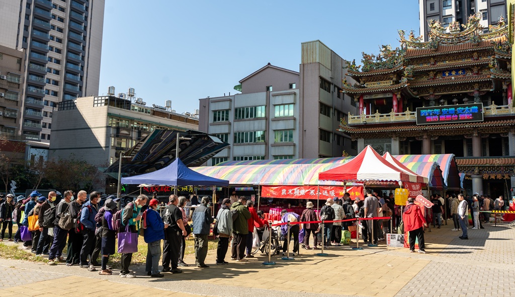 迎馬年送祝福!45桌「幸福馳宴」水安宮溫暖開席 無家者與弱勢族群圍爐迎新年 迎馬年送祝福!45桌「幸福馳宴」水安宮溫暖開席 無家者與弱勢族群圍爐迎新年