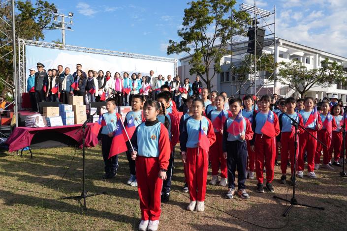 北港元旦升旗迎2026 縣長張麗善期許政策延續 邁向宜居永續新雲林 元旦升旗典禮由四湖國小學童領唱國歌、國旗歌。