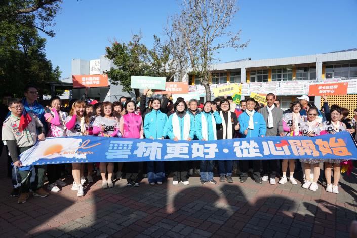 北港元旦升旗迎2026 縣長張麗善期許政策延續 邁向宜居永續新雲林 元旦升旗典禮後張縣長與鄉親健走至朝天宮祈福。