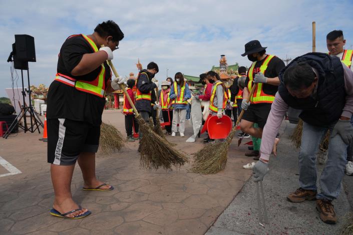 雲林環境清潔週全面啟動 鄉親淨全力作伙鬥陣清 環保志工清潔公共空間。