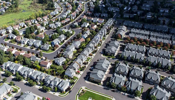 川普開戰華爾街！ 下令封殺機構「囤房」 獨棟別墅禁買令引爆房市核彈 專家質疑：抓錯兇手？