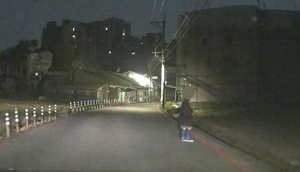 失智女夜騎單車迷失方向 八德警寒夜即時助平安返家 失智女夜騎單車迷失方向 八德警寒夜即時助平安返家
