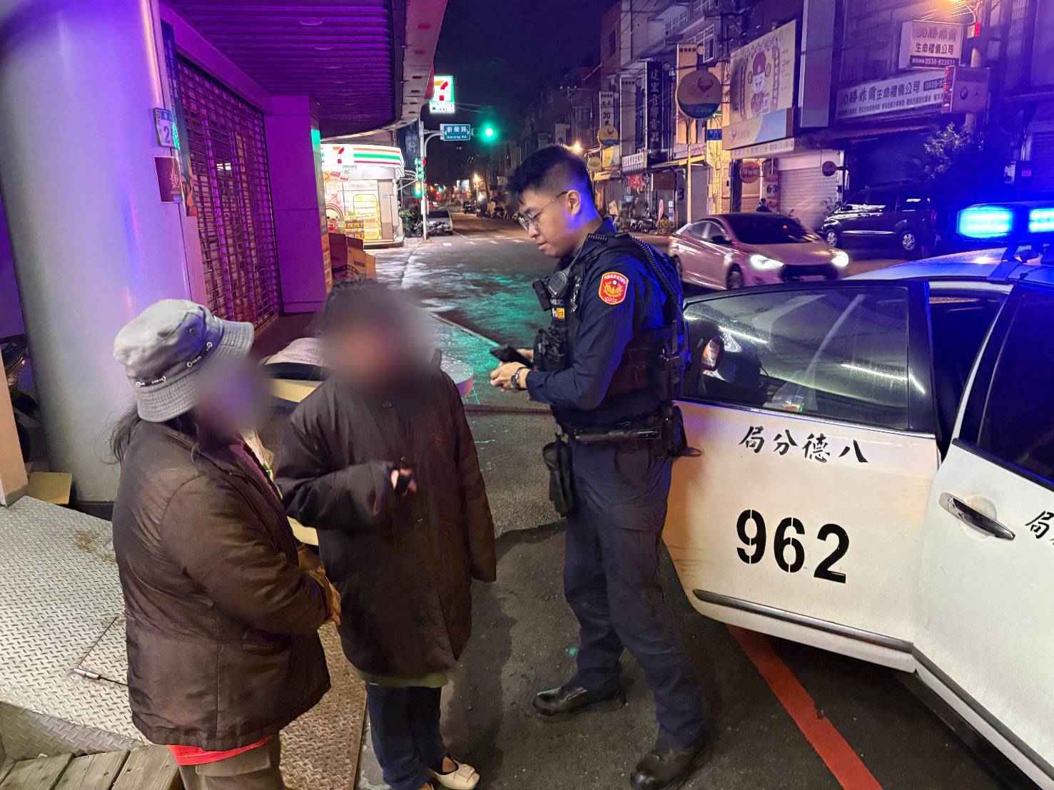 失智女夜騎單車迷失方向 八德警寒夜即時助平安返家 失智女夜騎單車迷失方向 八德警寒夜即時助平安返家