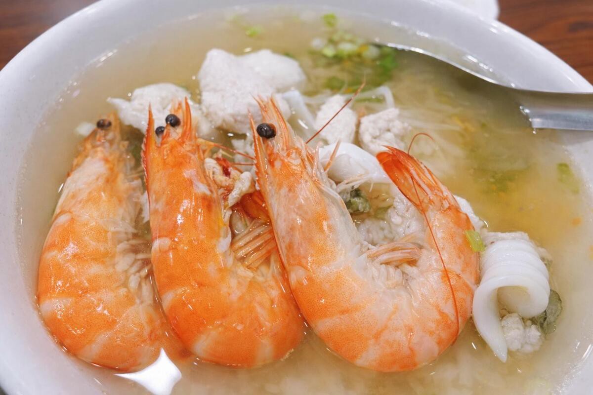 高雄鼓山海鮮粥:三十年如一日 用一碗熱粥陪城市長大 高雄鼓山海鮮粥:三十年如一日 用一碗熱粥陪城市長大