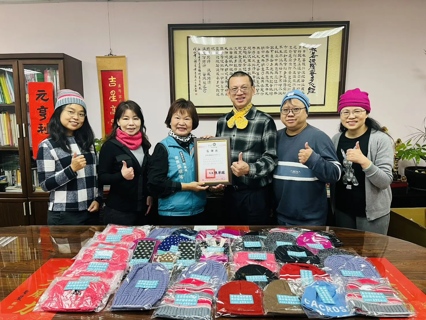 南聯針織廠寒冬送暖　關懷嘉義縣獨居長者