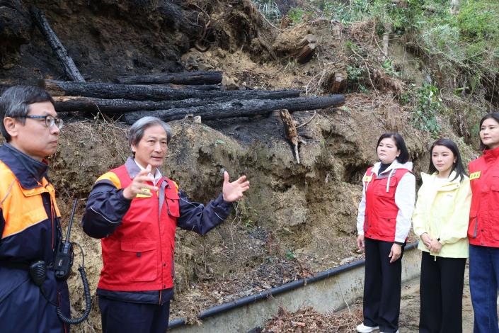 消防局長林文山:今天中午現場已無明火，下午人員會進入勘查，針對悶燒點加強噴水，預計今天可完全撲滅