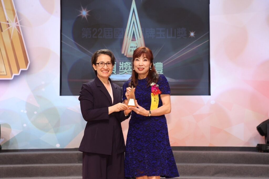 陪伴世代近半世紀 愛妮雅絲瓜露首參賽勇奪玉山獎 陪伴世代近半世紀 愛妮雅絲瓜露首參賽勇奪玉山獎