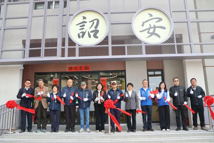 中央、地方與企業攜手 斥資8千400萬 崙背大客廳熱鬧啟用 中央、地方與企業攜手 斥資8千400萬 崙背大客廳熱鬧啟用