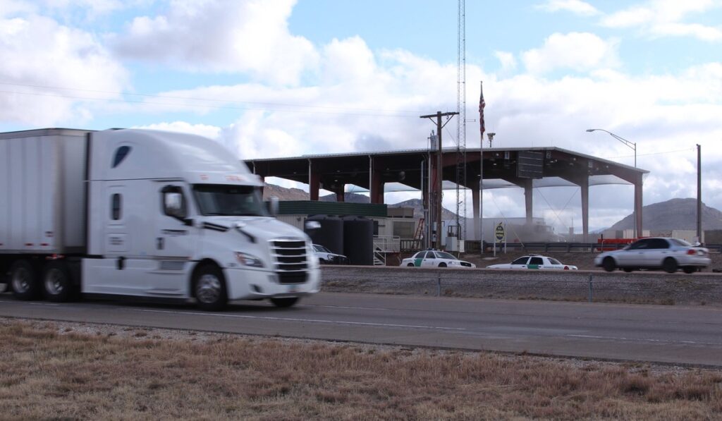 美境禁地 攔截黑科技降臨！德州邊境啟用「鋼鐵巨獸」：5400 萬神級防線讓亡命徒插翅難飛