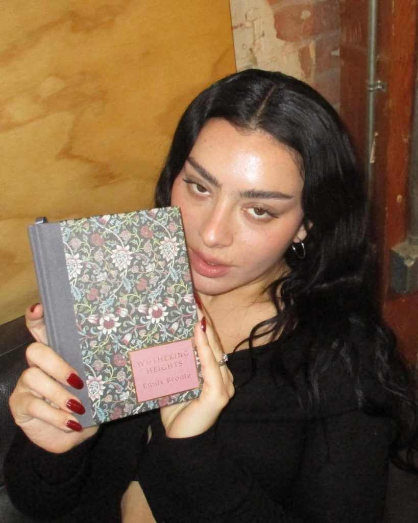 Charli xcx 主演新片《The Moment》1月30日上映 揭露成名背後壓力 Charli xcx 主演新片《The Moment》1月30日上映 揭露成名背後壓力