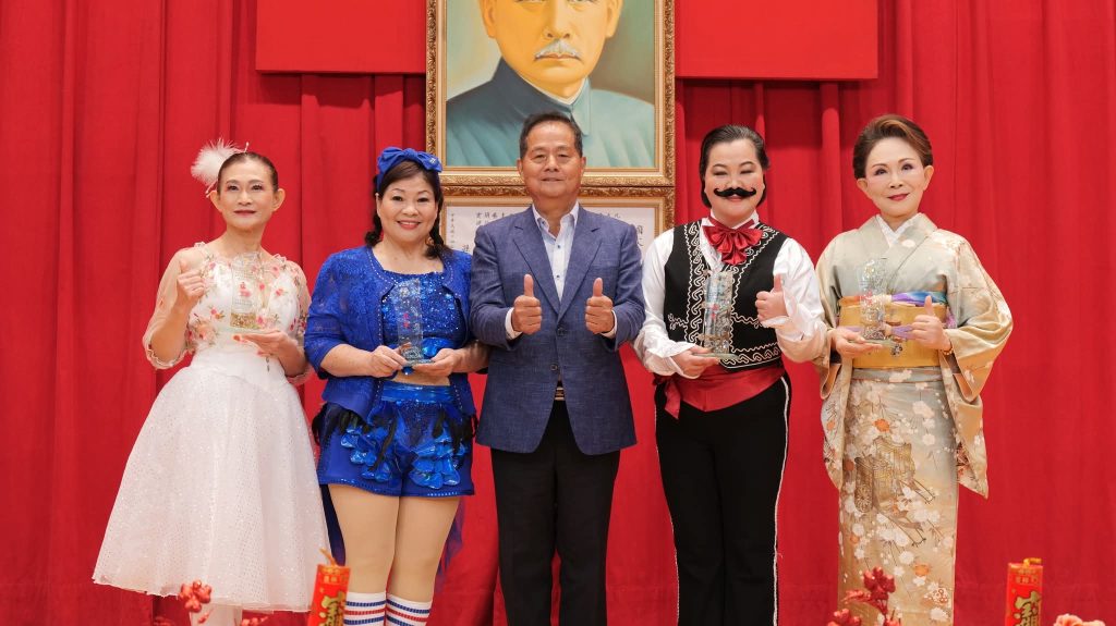 板橋農會歡慶農民節 表揚新北農友 侯友宜:全國首推「雙保(飽)PLUS健檢」打造安心從農環境 板橋農會歡慶農民節 表揚新北農友 侯友宜:全國首推「雙保(飽)PLUS健檢」打造安心從農環境