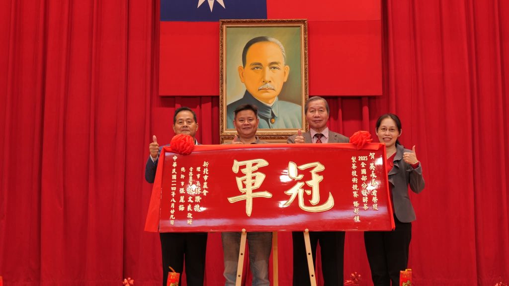 板橋農會歡慶農民節 表揚新北農友 侯友宜:全國首推「雙保(飽)PLUS健檢」打造安心從農環境 板橋農會歡慶農民節 表揚新北農友 侯友宜:全國首推「雙保(飽)PLUS健檢」打造安心從農環境