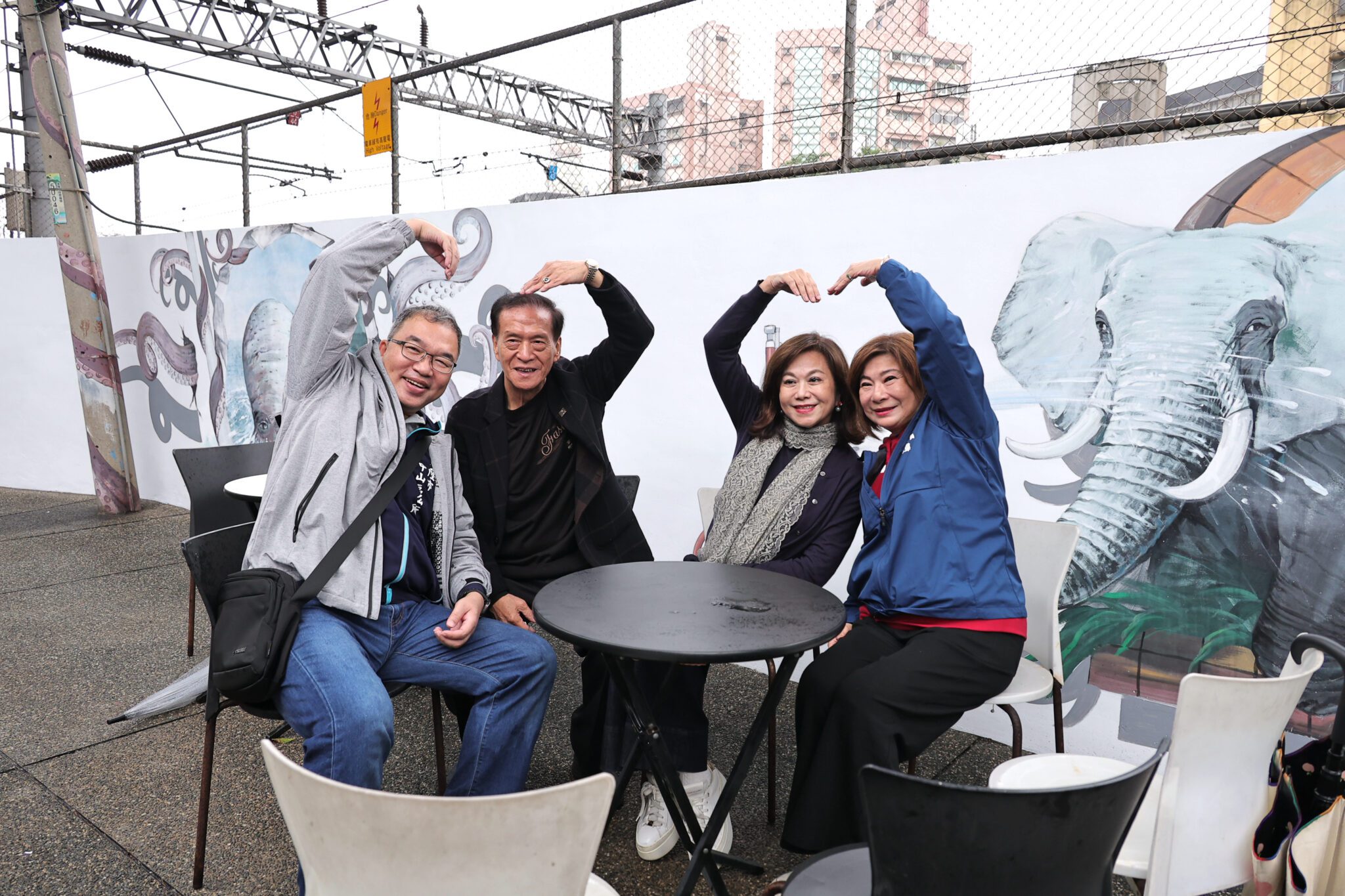 基隆新建社區榮獲社區金點獎 邱佩琳張貼紅榜祝賀 基隆新建社區榮獲社區金點獎 邱佩琳張貼紅榜祝賀