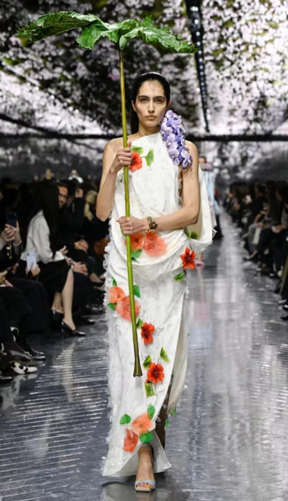 《顛倒花園》 Haute Couture Dior高級訂製的形狀? 《顛倒花園》 Haute Couture Dior高級訂製的形狀?