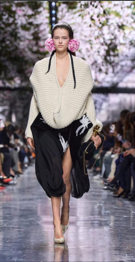 《顛倒花園》 Haute Couture Dior高級訂製的形狀? 《顛倒花園》 Haute Couture Dior高級訂製的形狀?