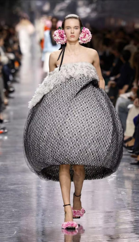 《顛倒花園》 Haute Couture Dior高級訂製的形狀? 《顛倒花園》 Haute Couture Dior高級訂製的形狀?