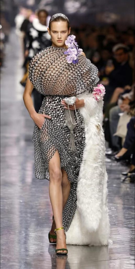 《顛倒花園》 Haute Couture Dior高級訂製的形狀? 《顛倒花園》 Haute Couture Dior高級訂製的形狀?