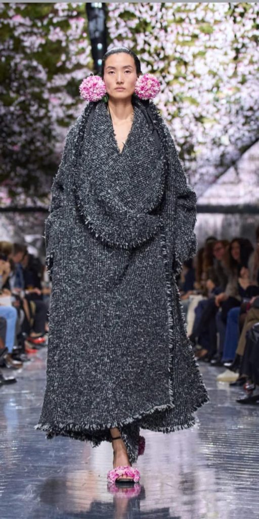 《顛倒花園》 Haute Couture Dior高級訂製的形狀? 《顛倒花園》 Haute Couture Dior高級訂製的形狀?