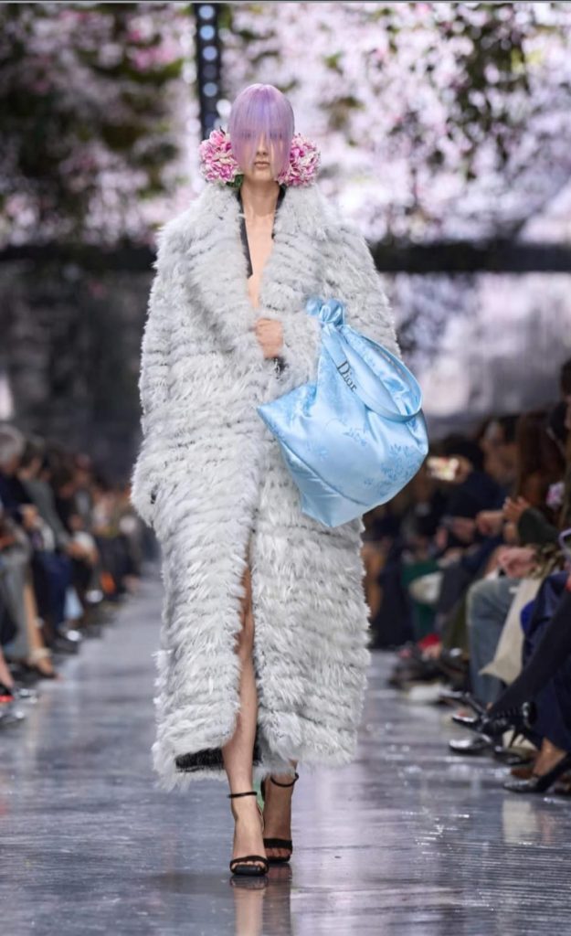 《顛倒花園》 Haute Couture Dior高級訂製的形狀? 《顛倒花園》 Haute Couture Dior高級訂製的形狀?