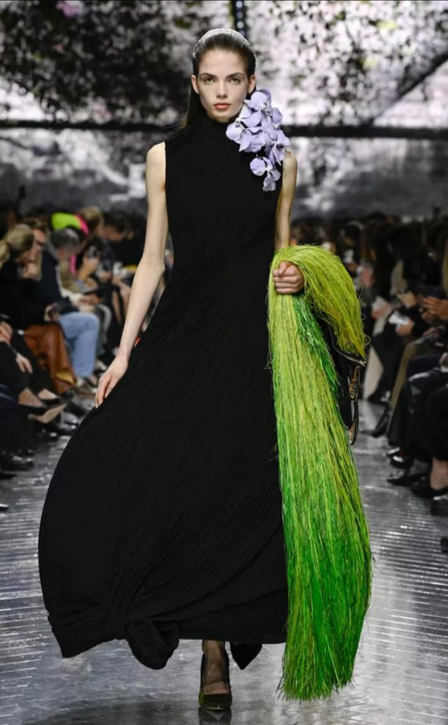 《顛倒花園》 Haute Couture Dior高級訂製的形狀? 《顛倒花園》 Haute Couture Dior高級訂製的形狀?