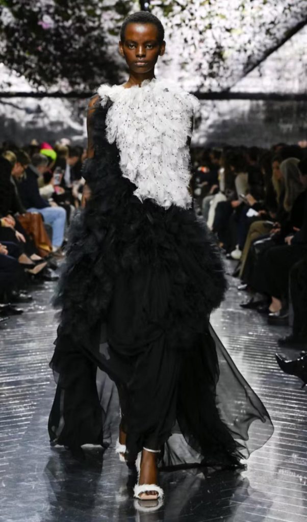 《顛倒花園》 Haute Couture Dior高級訂製的形狀? 《顛倒花園》 Haute Couture Dior高級訂製的形狀?