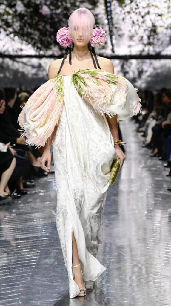 《顛倒花園》 Haute Couture Dior高級訂製的形狀? 《顛倒花園》 Haute Couture Dior高級訂製的形狀?