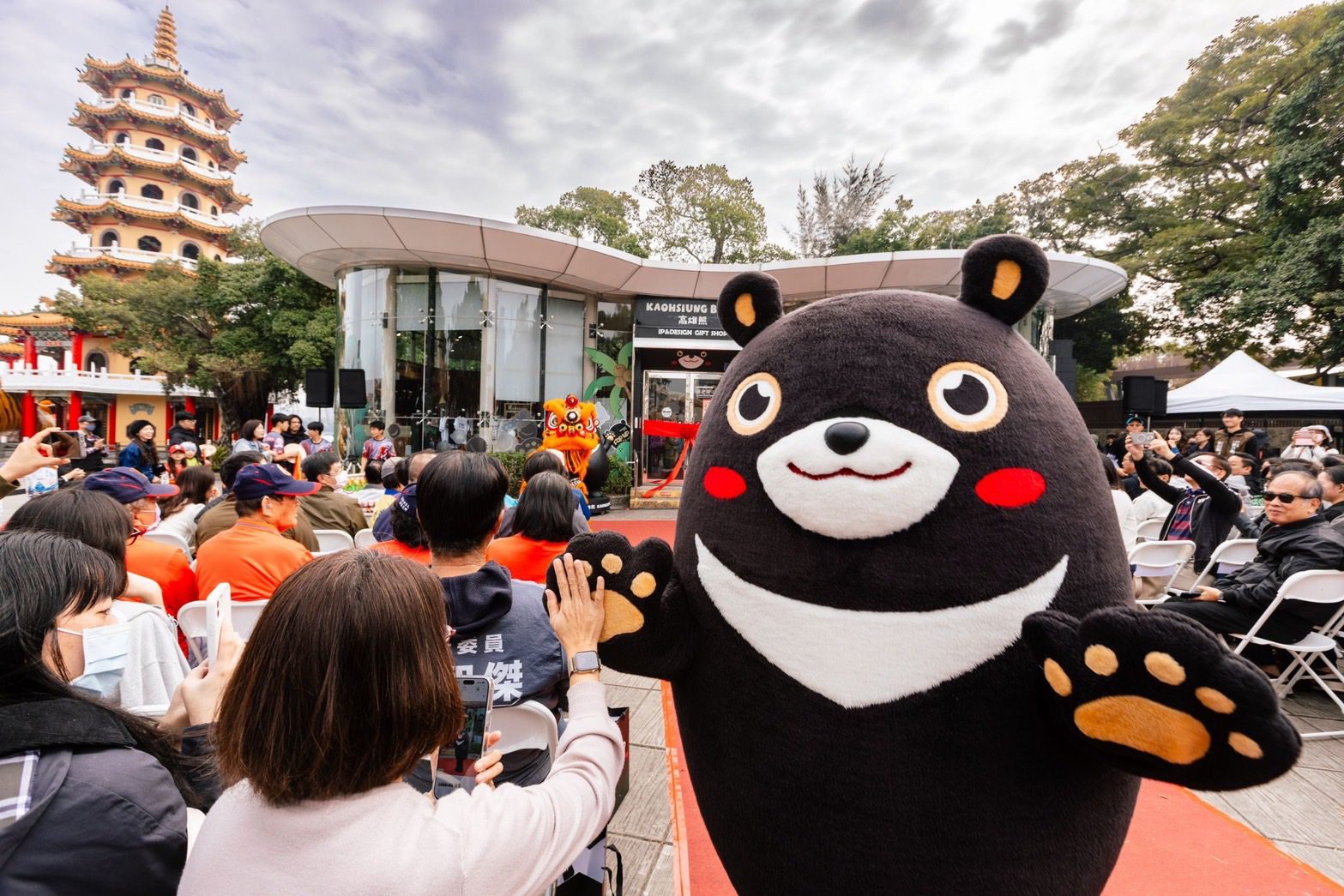 高雄熊主題商店蓮池潭熱鬧開幕 IP萌經濟大爆發 高雄熊YT同步登場 全球首播主題曲MV 高雄熊主題商店蓮池潭熱鬧開幕 IP萌經濟大爆發 高雄熊YT同步登場 全球首播主題曲MV
