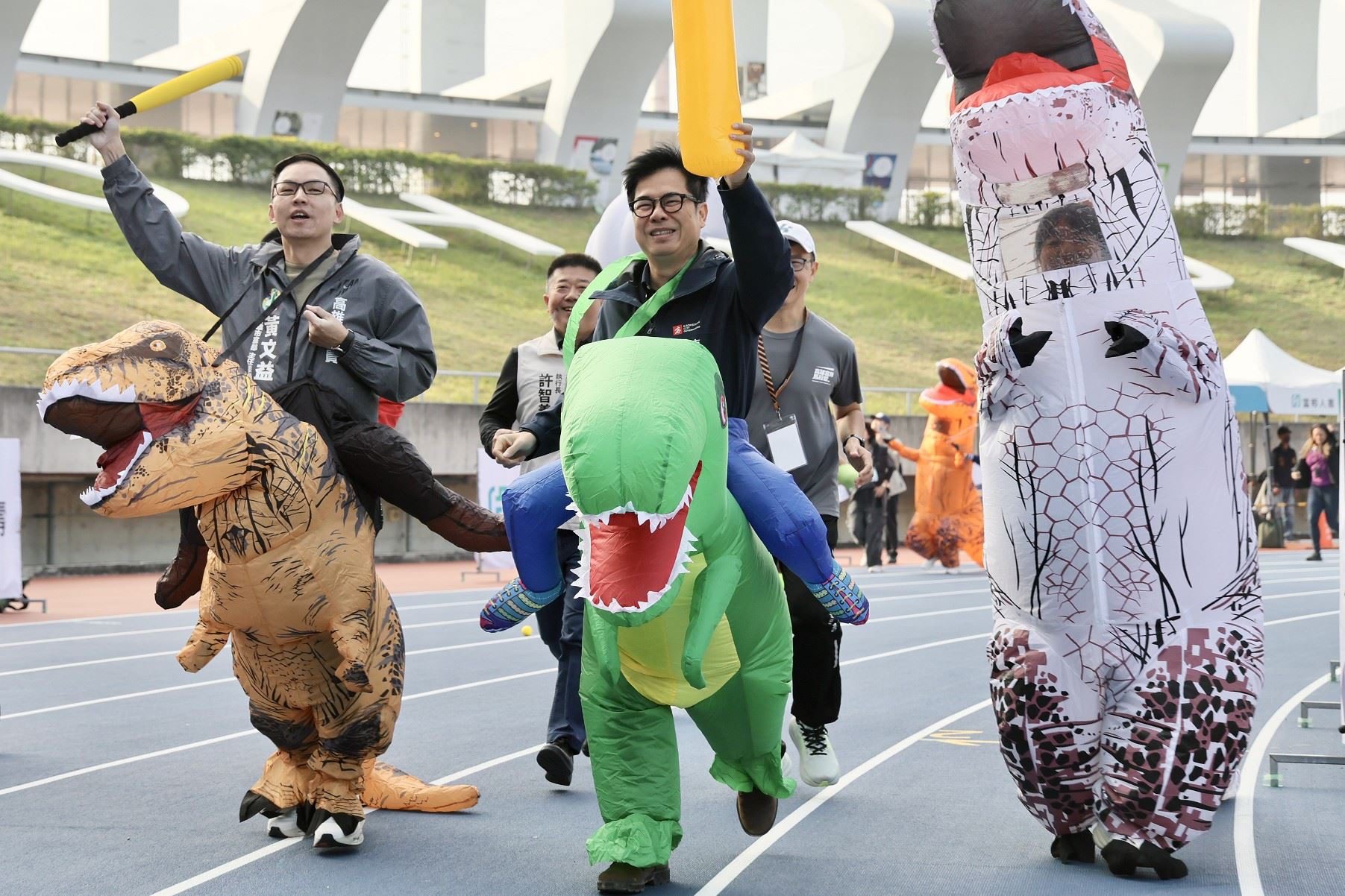 2026高雄富邦馬拉松開跑　陳其邁身穿恐龍裝參加趣味競賽　邀請市民共享城市嘉年華