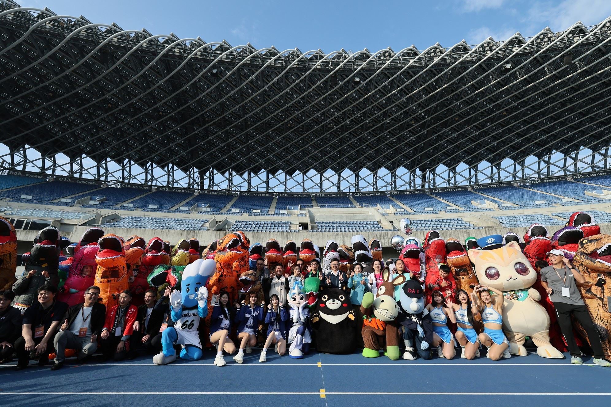 2026高雄富邦馬拉松開跑　陳其邁身穿恐龍裝參加趣味競賽　邀請市民共享城市嘉年華