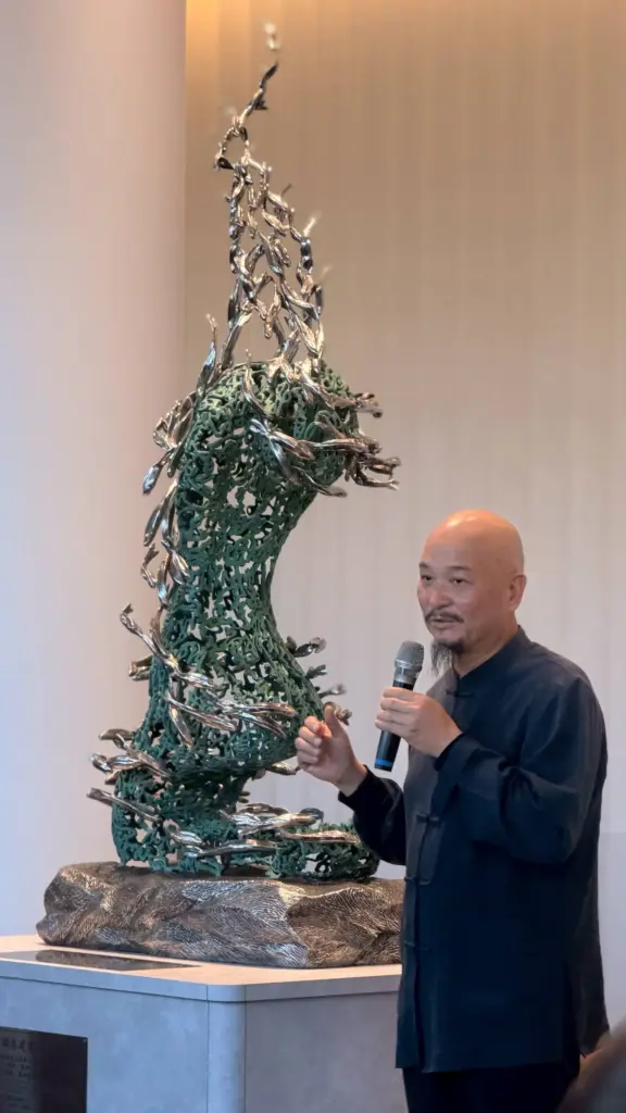 「美麗傳說 從港出發 – 許文融大師　於高雄港旅運中心揭幕雕塑《美麗傳說》　現場揮毫引領國風之美」