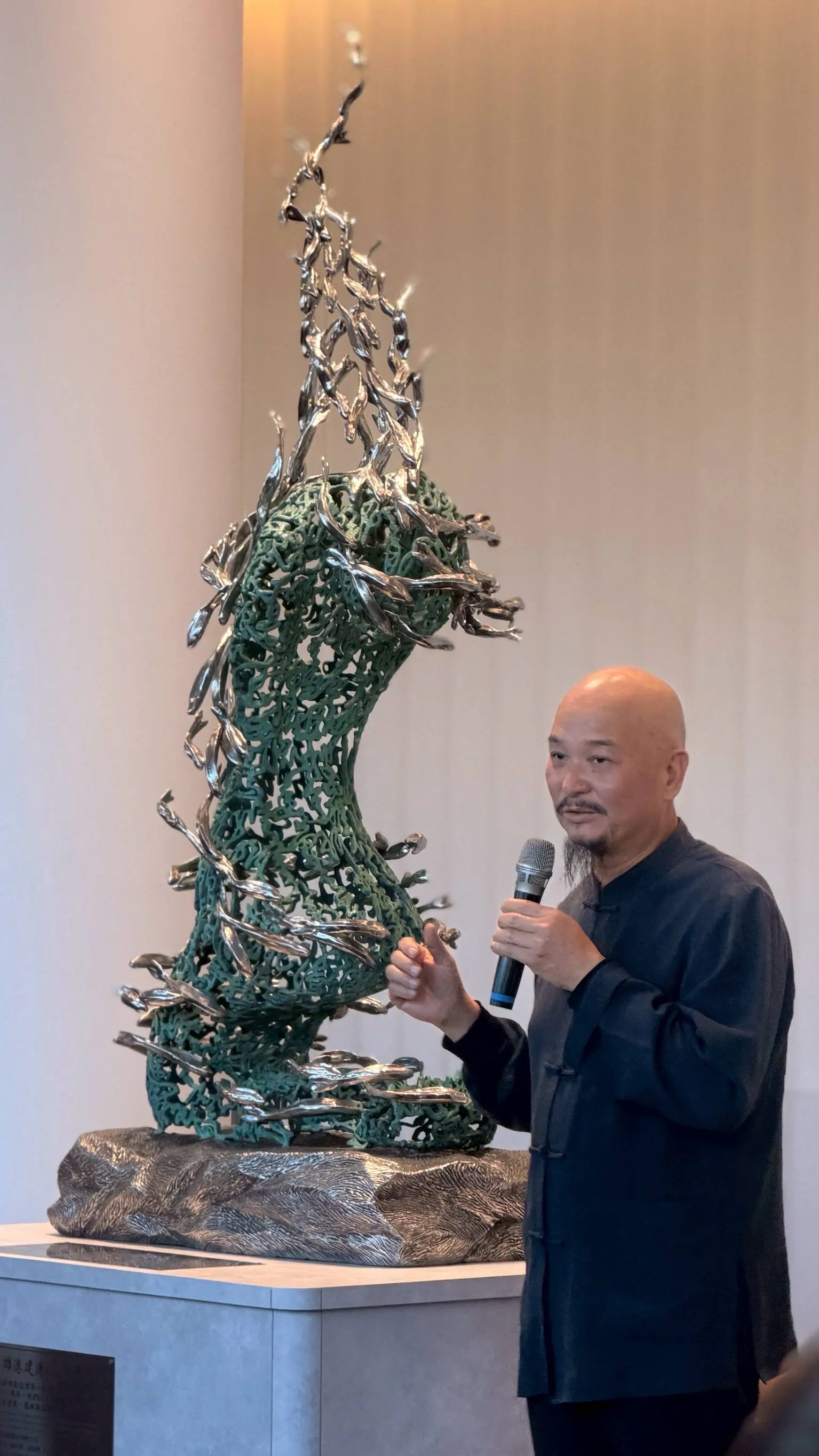 「美麗傳說 從港出發 – 許文融大師　於高雄港旅運中心揭幕雕塑《美麗傳說》　現場揮毫引領國風之美」