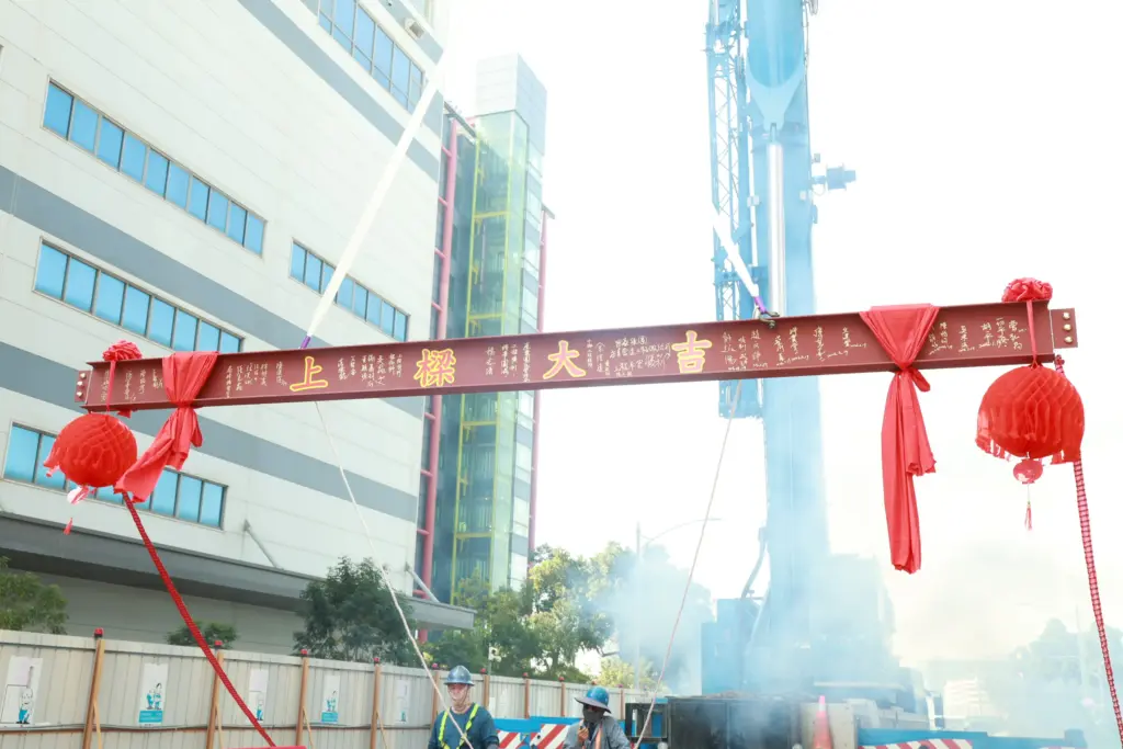 高軟二期首棟大樓今上梁 預計年底完工 估年產值17億元」 高軟二期首棟大樓今上梁 預計年底完工 估年產值17億元」