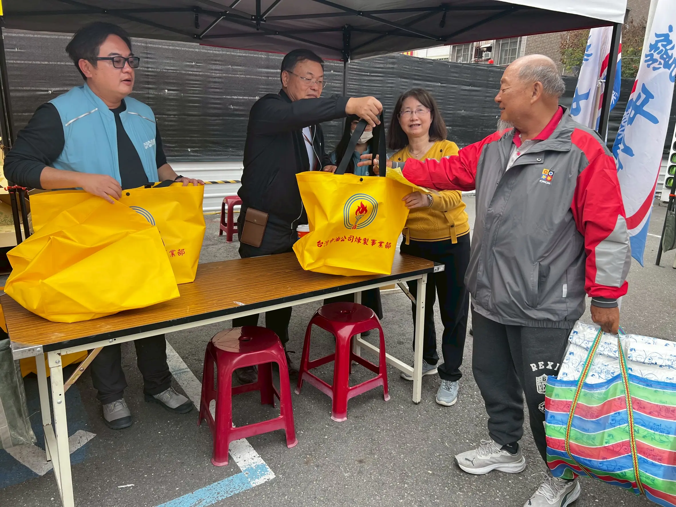 台灣中油公司煉製事業部舉辦 「冬日暖陽・愛不打烊」 寒冬送暖活動 台灣中油公司煉製事業部舉辦 「冬日暖陽・愛不打烊」 寒冬送暖活動