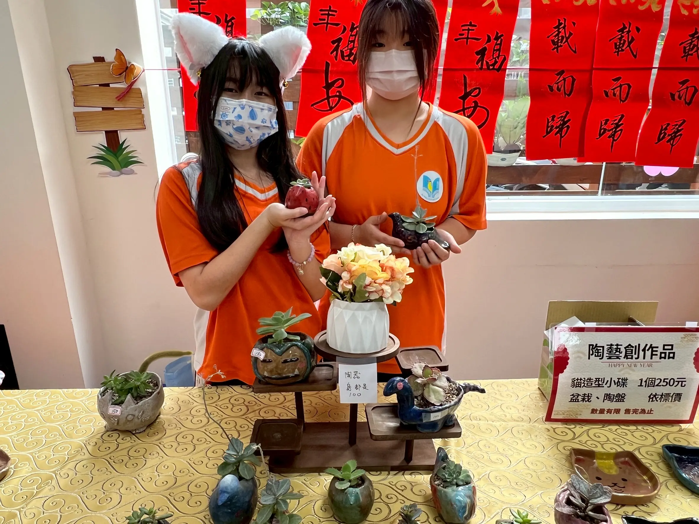 藝術結合公益 高雄市立岡山醫院串聯嘉興國中美術班 辦春聯義賣活動 藝術結合公益 高雄市立岡山醫院串聯嘉興國中美術班 辦春聯義賣活動