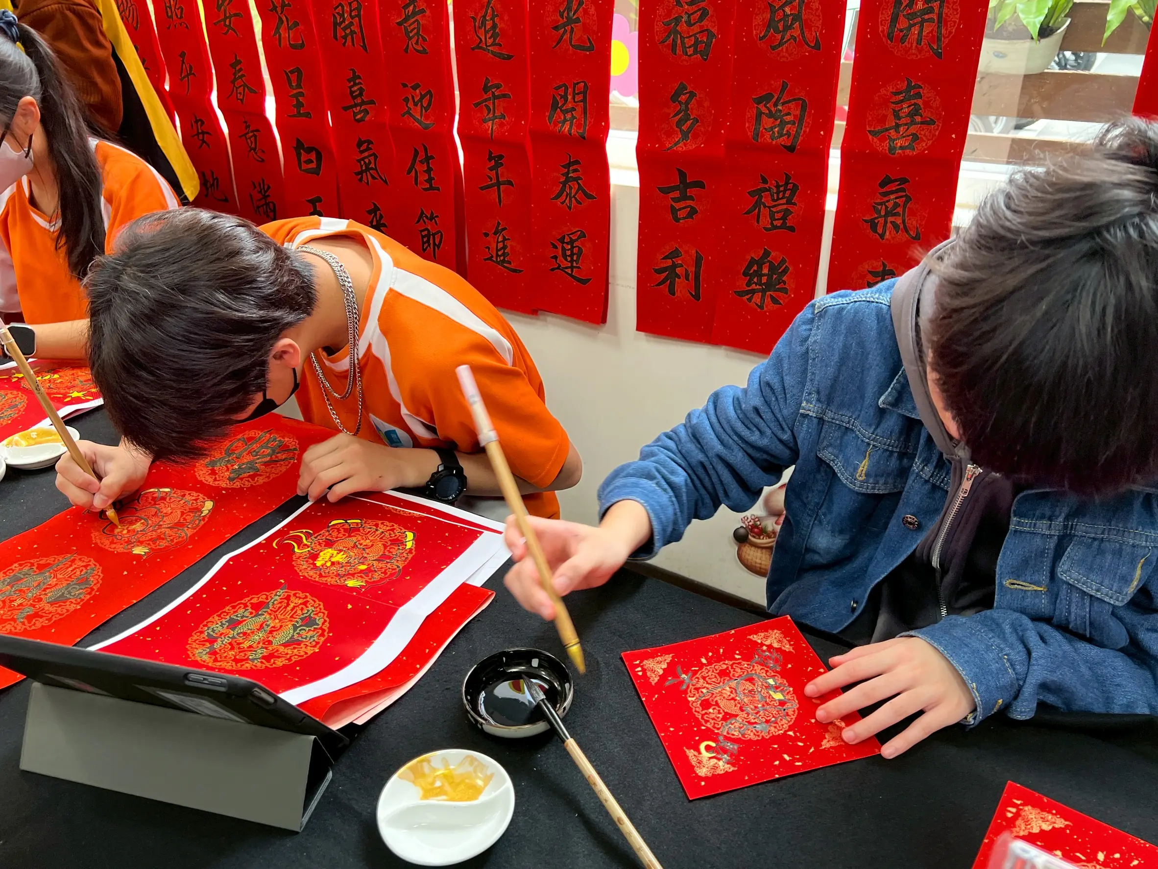 藝術結合公益 高雄市立岡山醫院串聯嘉興國中美術班 辦春聯義賣活動 藝術結合公益 高雄市立岡山醫院串聯嘉興國中美術班 辦春聯義賣活動