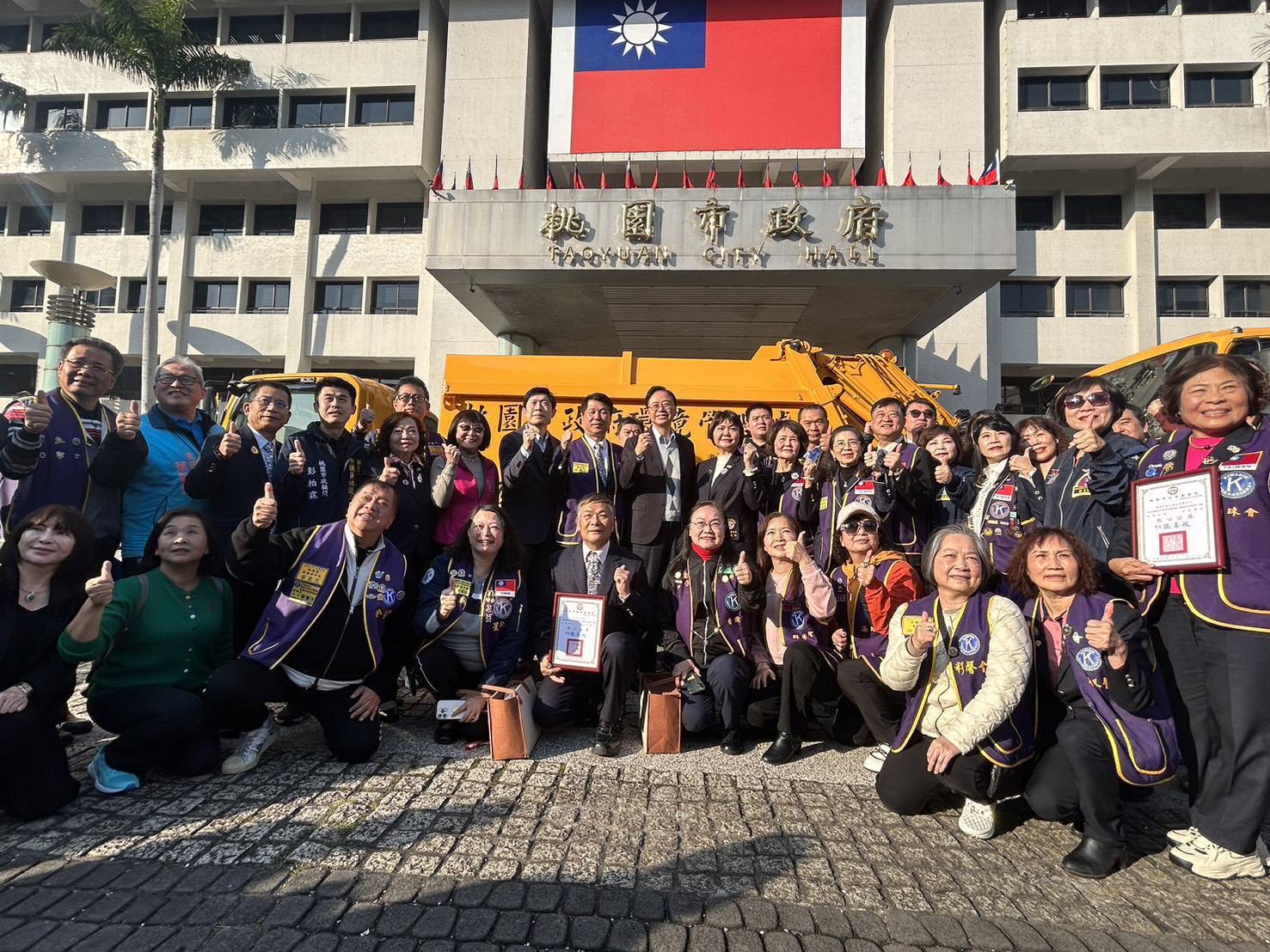 黃金車投入桃園清潔量能 張善政感謝海雁會同濟會會長馮瑞玲攜手公益夥伴守護城市 黃金車投入桃園清潔量能 張善政感謝海雁會同濟會會長馮瑞玲攜手公益夥伴守護城市