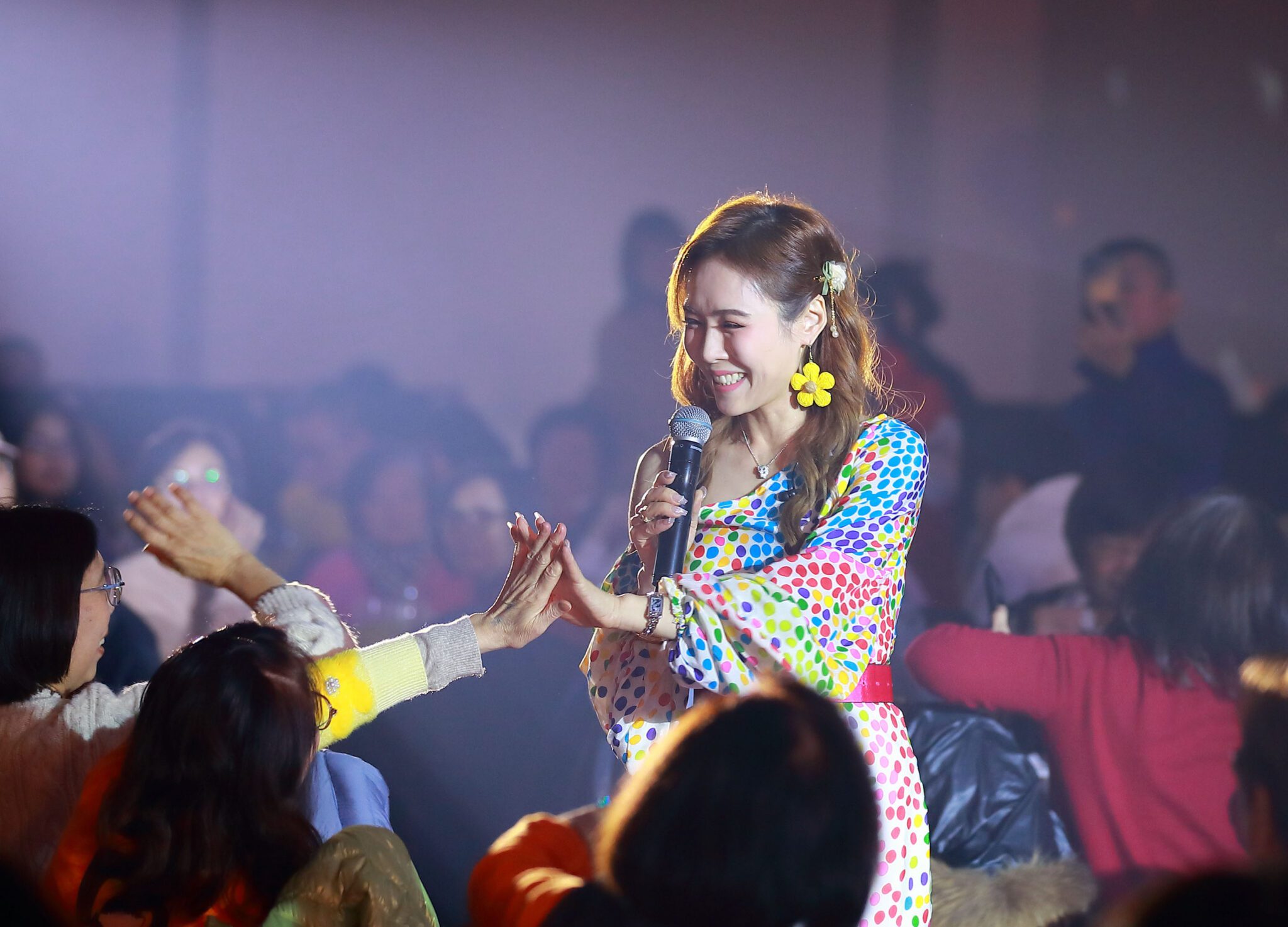 吳申梅再度站上《穿越紅人Show》懷舊演唱會舞台 台語歌手接力流水席開唱