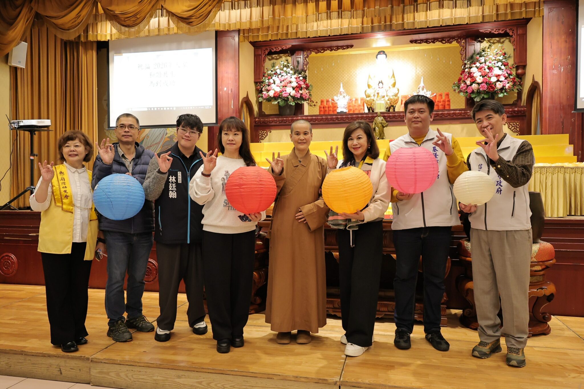 極樂寺元旦辦三好燈籠彩繪賽 邱佩琳賀新年祈願基隆和諧喜樂 極樂寺元旦辦三好燈籠彩繪賽 邱佩琳賀新年祈願基隆和諧喜樂