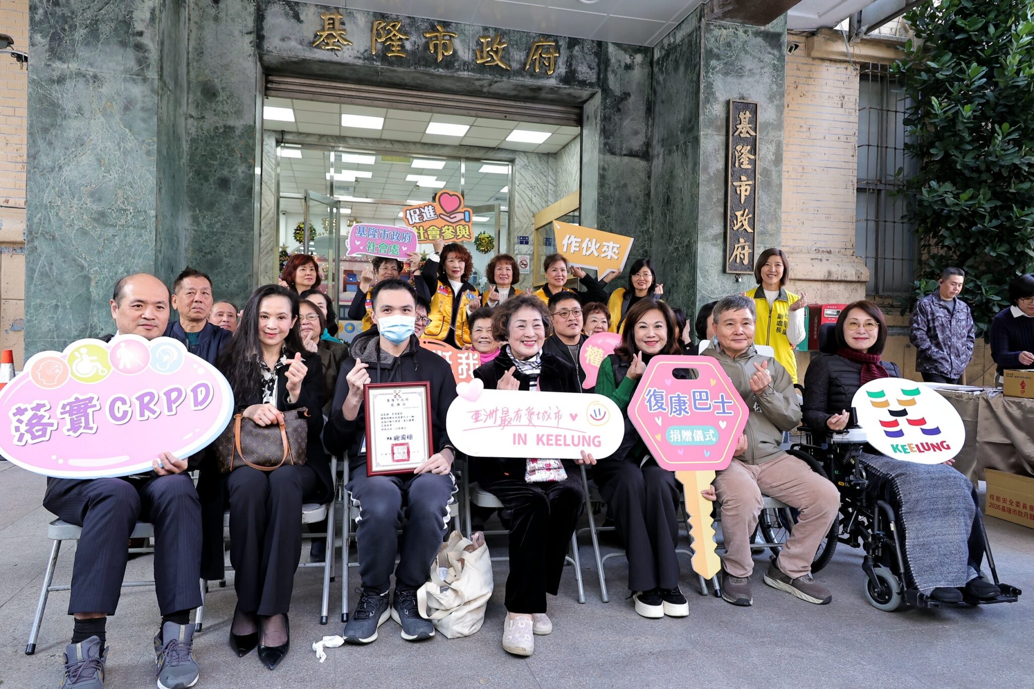 乘載先夫的愛與思念　虹橋里李碧霞里長捐復康巴士