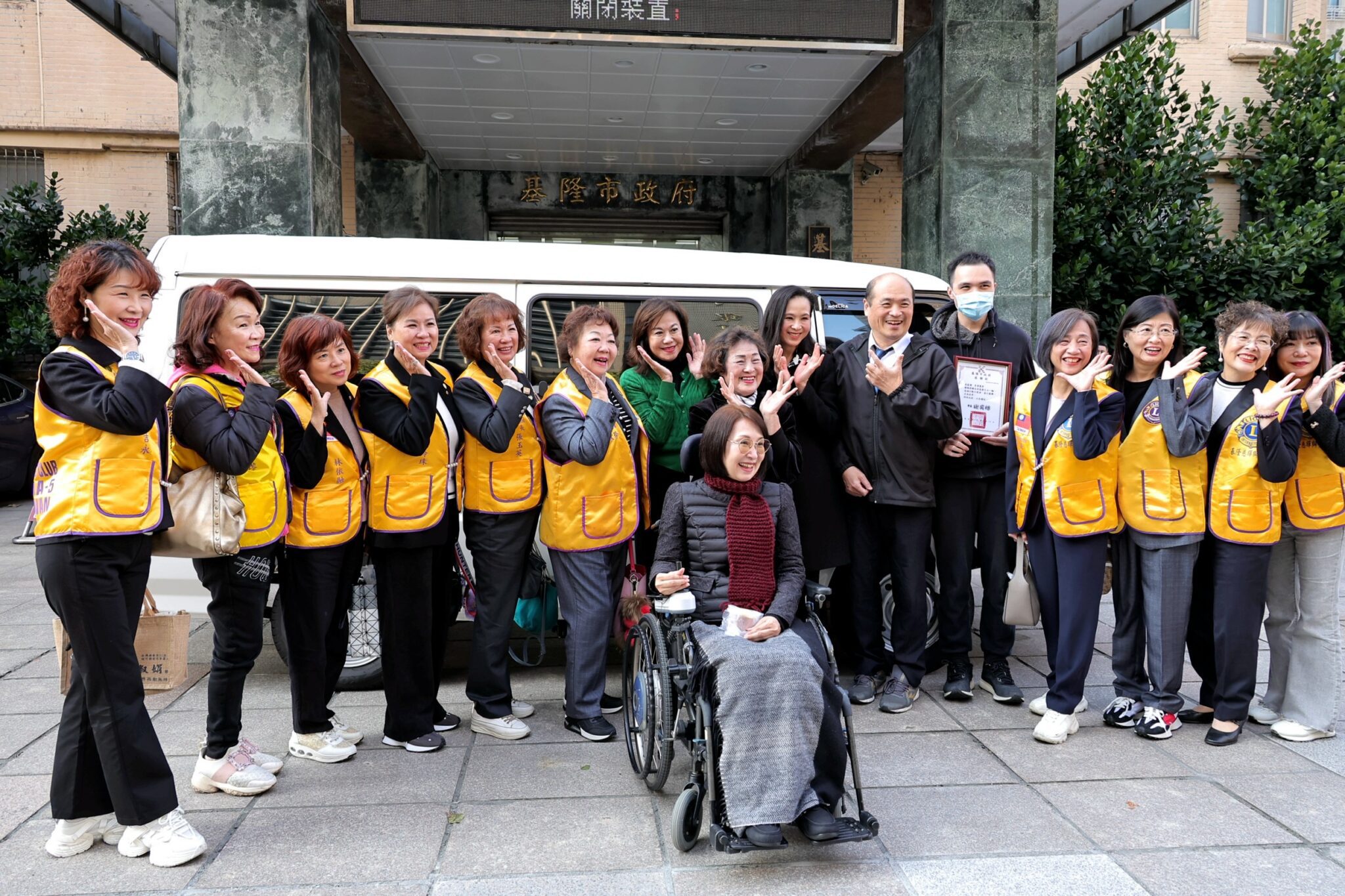 乘載先夫的愛與思念　虹橋里李碧霞里長捐復康巴士