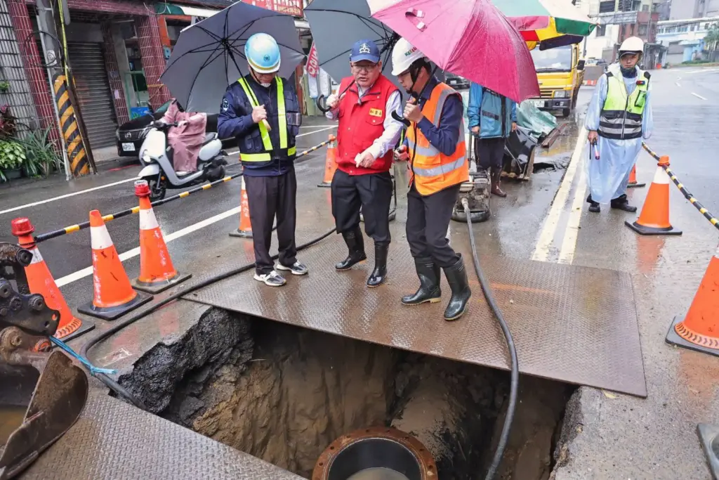基隆八堵路停水搶修 方定安現場督導管線汰換 要求台水需檢討應變策略 基隆八堵路停水搶修 方定安現場督導管線汰換 要求台水需檢討應變策略