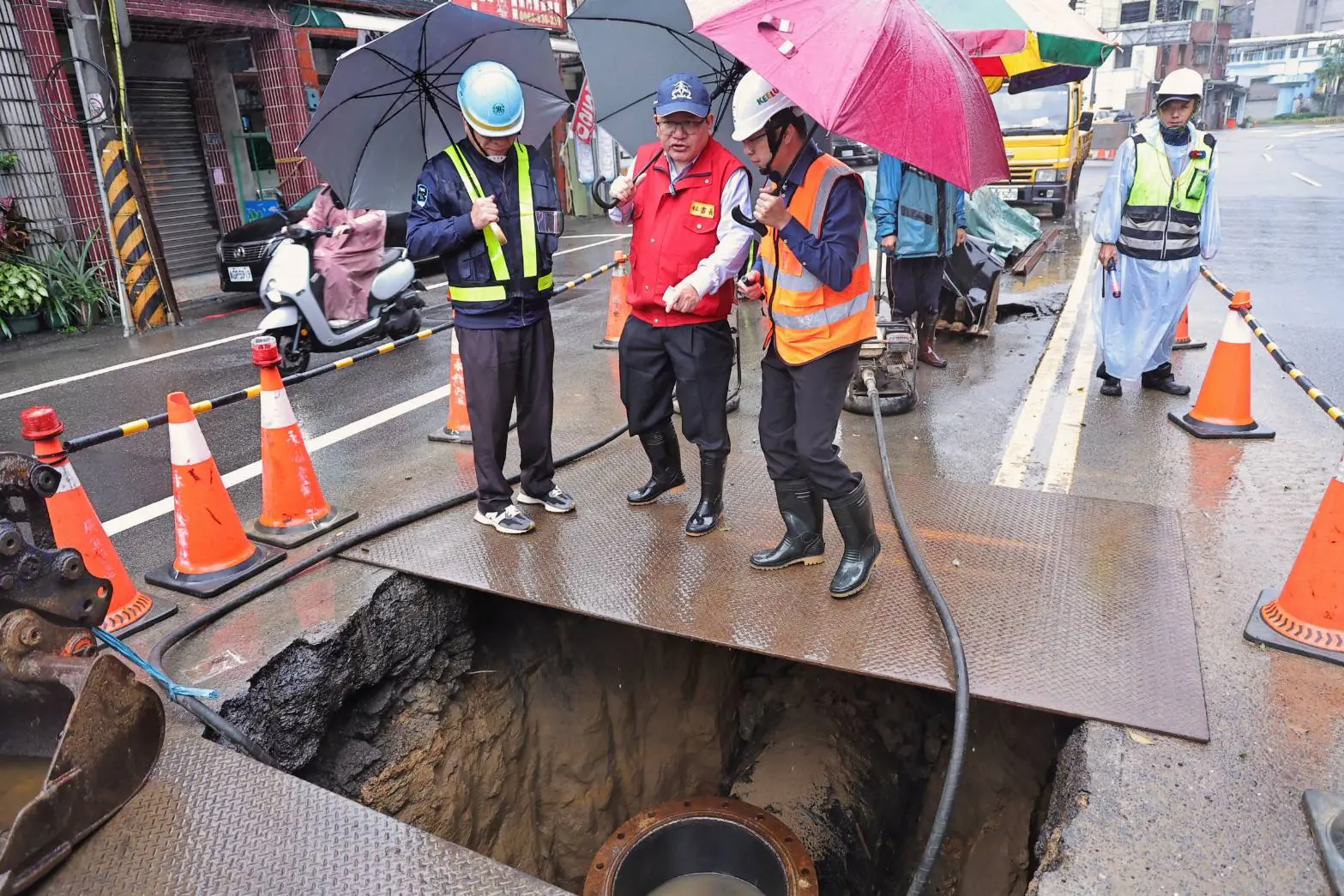 基隆八堵路停水搶修 方定安現場督導管線汰換 要求台水需檢討應變策略 基隆八堵路停水搶修 方定安現場督導管線汰換 要求台水需檢討應變策略