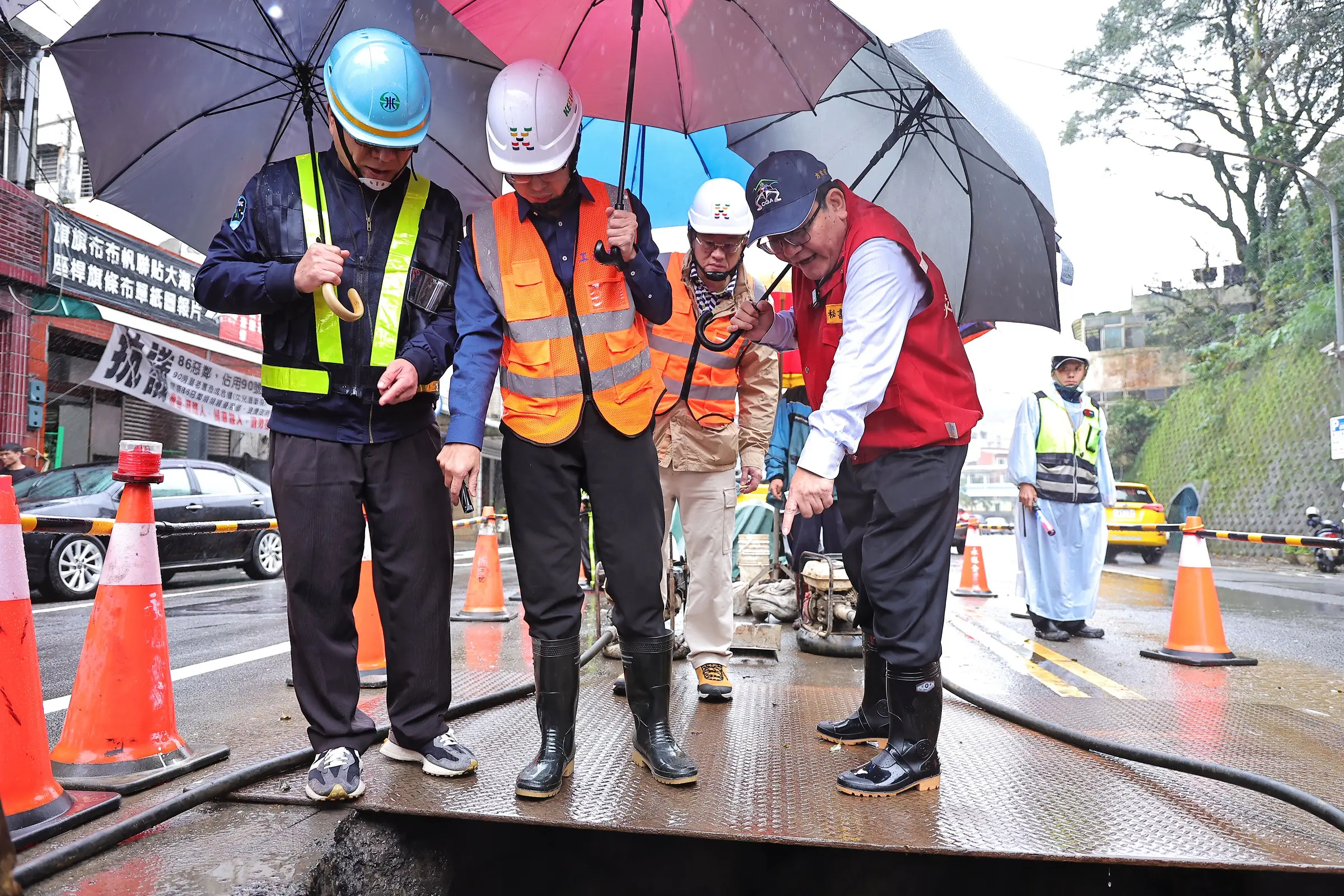 基隆八堵路停水搶修　方定安現場督導管線汰換　要求台水需檢討應變策略