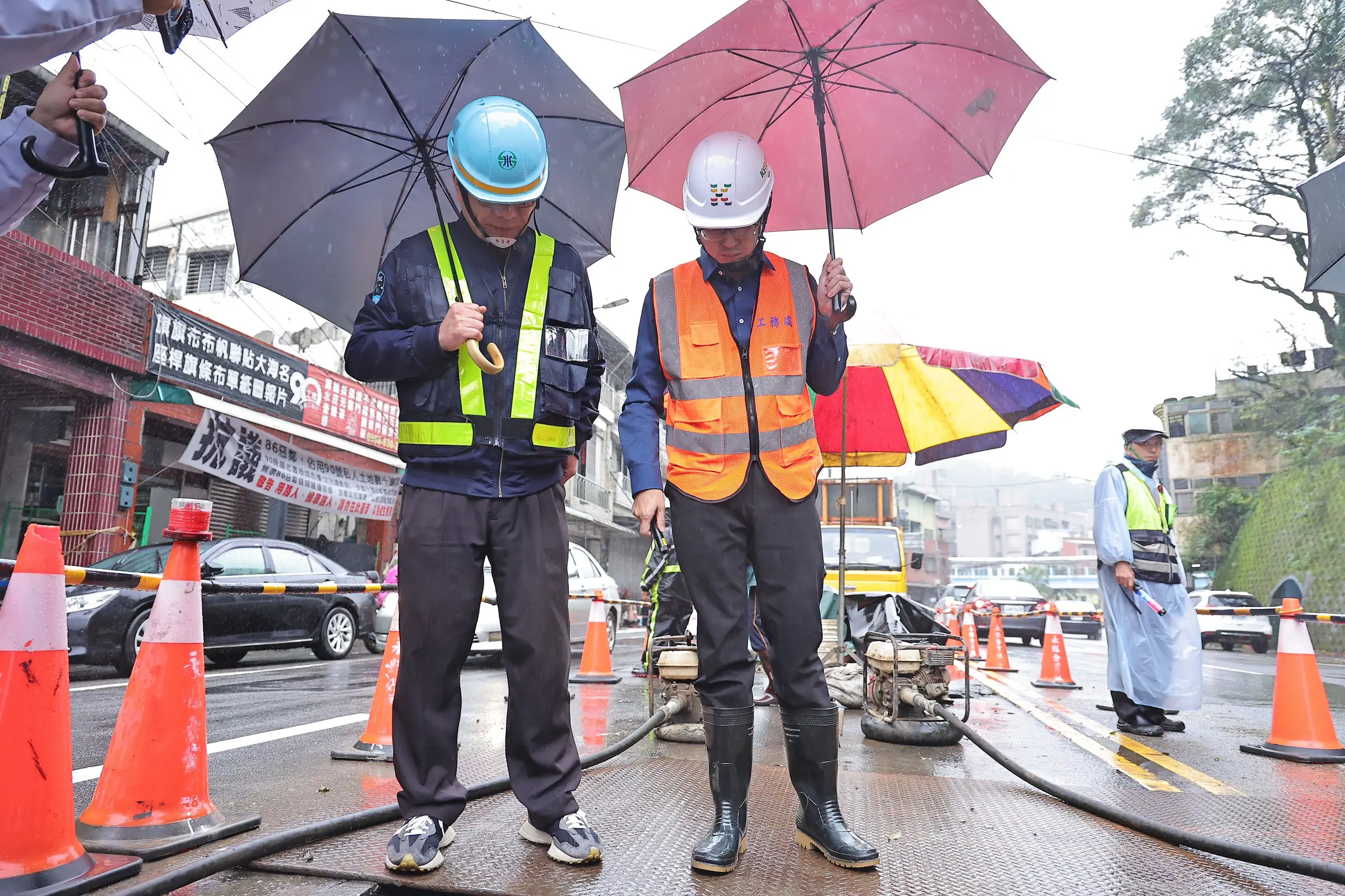 基隆八堵路停水搶修　方定安現場督導管線汰換　要求台水需檢討應變策略