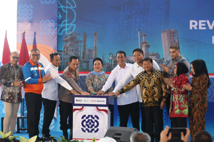 印尼普普克卡爾蒂姆氨廠翻新降能耗強化肥料供應 印尼政府官員與普普克卡爾蒂姆(Pupuk Kaltim)管理階層在東加里曼丹邦唐(Bontang)出席「氨二廠翻新工程」啟用儀式,官方稱此案將提升製程效率並降低能耗,以支撐國內肥料供應與糧食自給政策。圖片翻攝自印尼農業部官網。