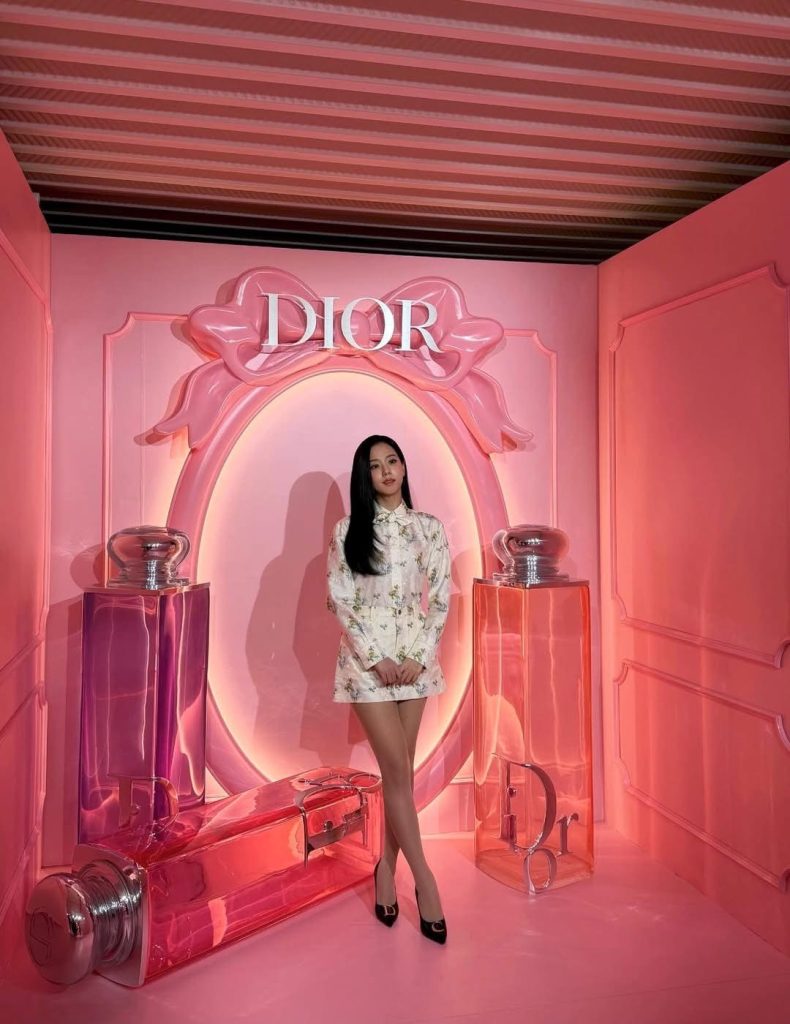 JISOO 現身東京原宿的「Dior Addict Candy Shop」 JISOO 現身東京原宿的「Dior Addict Candy Shop」