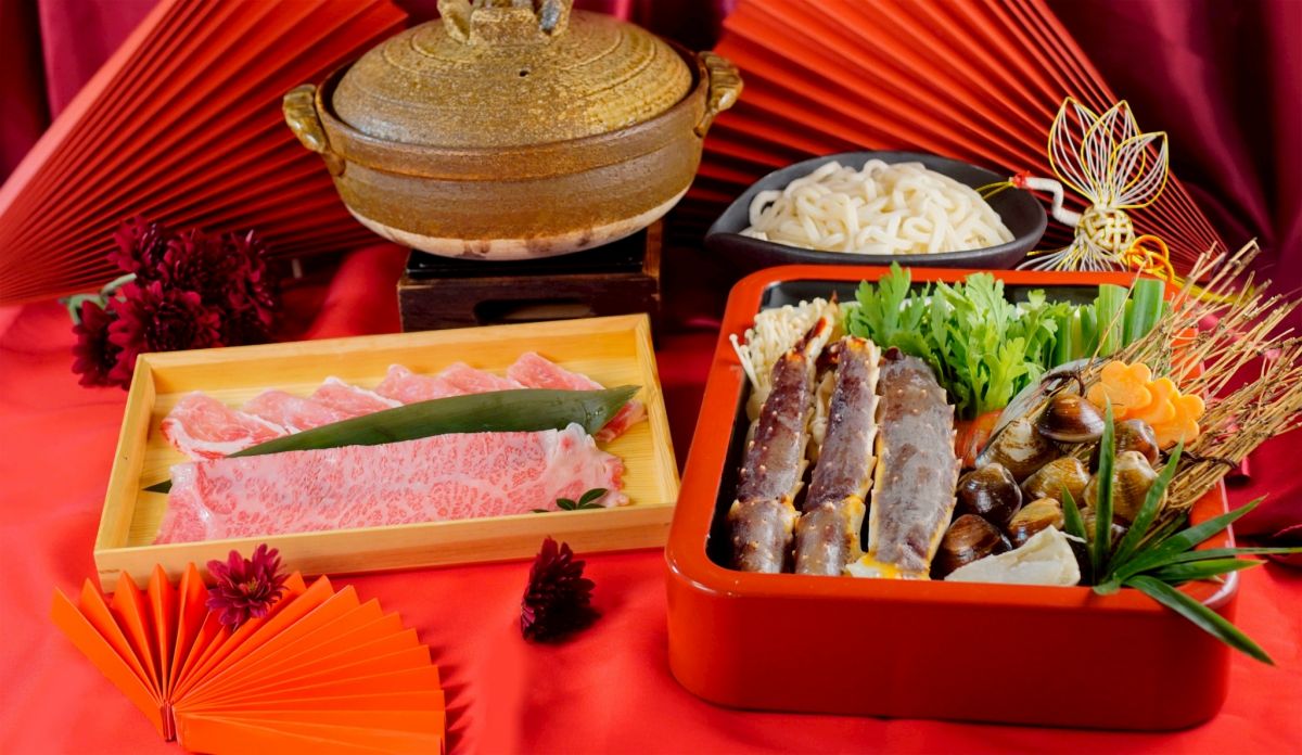 別被大桌菜綁架!莞固和食打造「質感輕圍爐」 小家庭爽嗑鱈場蟹 圖/「鱈場蟹與和牛、伊比利豚海陸鍋」集結四重頂級食材,海陸精華在高湯中交織出最奢華的鮮甜滋味,是對辛苦一整年的家人最暖心的款待。(莞固和食 提供)