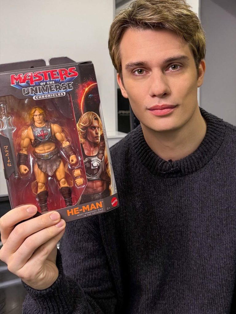 人氣男演員Nicholas Galitzine當英雄的長劍映照童年的夢想 人氣男演員Nicholas Galitzine當英雄的長劍映照童年的夢想