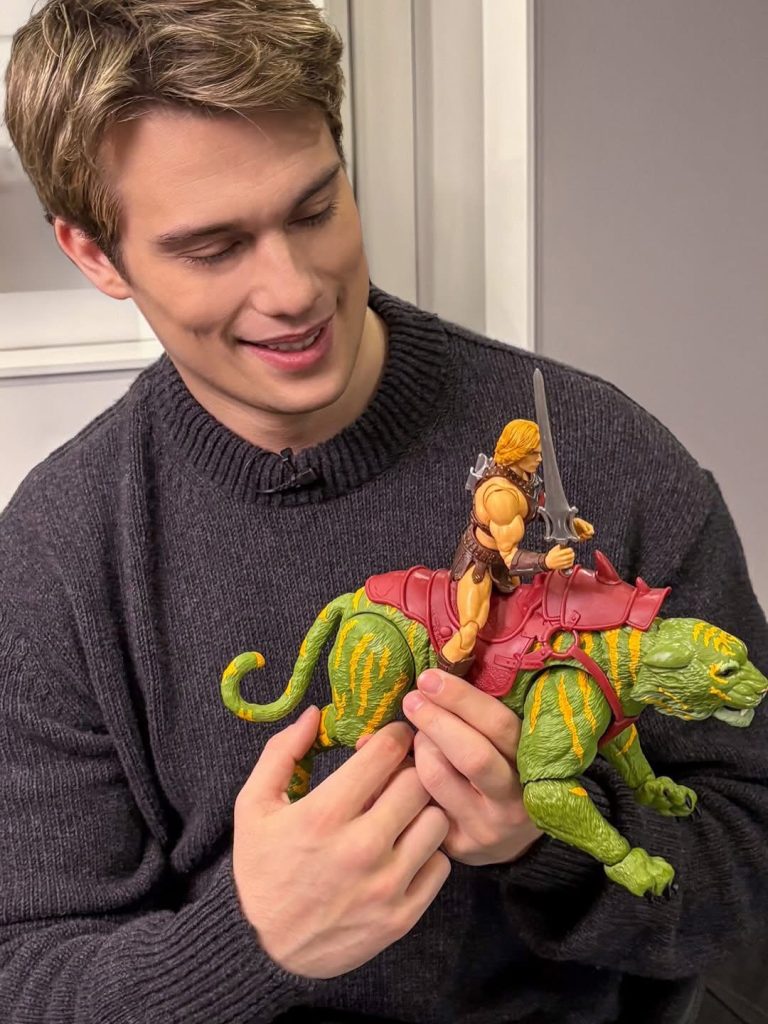 人氣男演員Nicholas Galitzine當英雄的長劍映照童年的夢想 人氣男演員Nicholas Galitzine當英雄的長劍映照童年的夢想